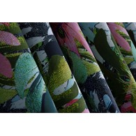 Kolorowe liście na tkaninie satynowej